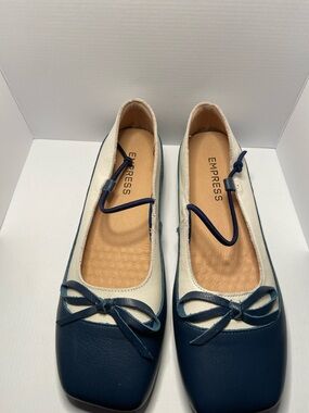 Empress Two-Tone Navy and Cream Bow Ballet Flats